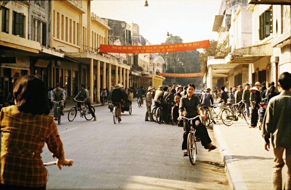 Return tickets to the past with photos of Hanoi in the 1970s
